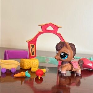 Littlest Pet Shop theme pack, Horse 2257, barn and accessories. Hasbro 2011